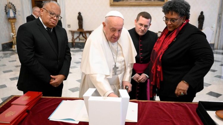 Papa Francisco recebe a primeira ministra de Barbados no Vaticano 3