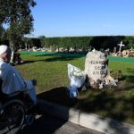 Papa Francisco reza em cemiterio de bebes que nao nasceram 3