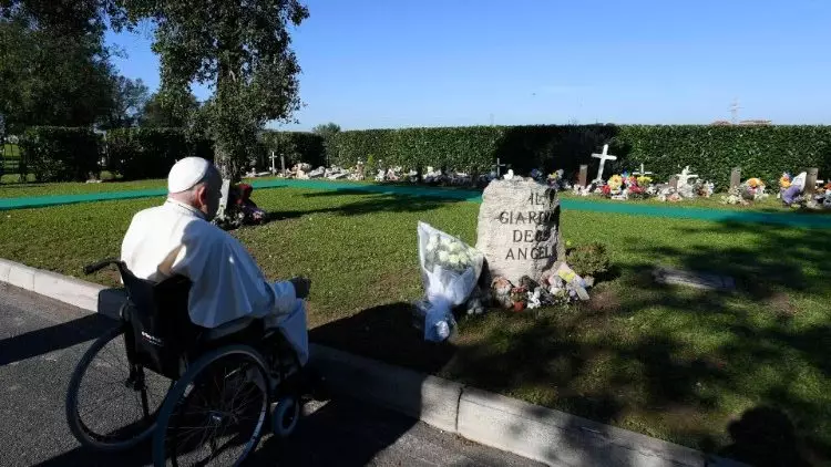 Papa Francisco reza em cemiterio de bebes que nao nasceram 3