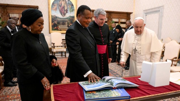 Presidente da Republica do Congo e recebido pelo Papa no Vaticano 3