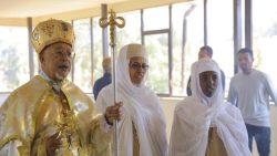 Emahoy Haregeweine com o cardeal Berhaneyesus durante a bênção da Capela em Holeta, Etiópia Foto: Vatican news