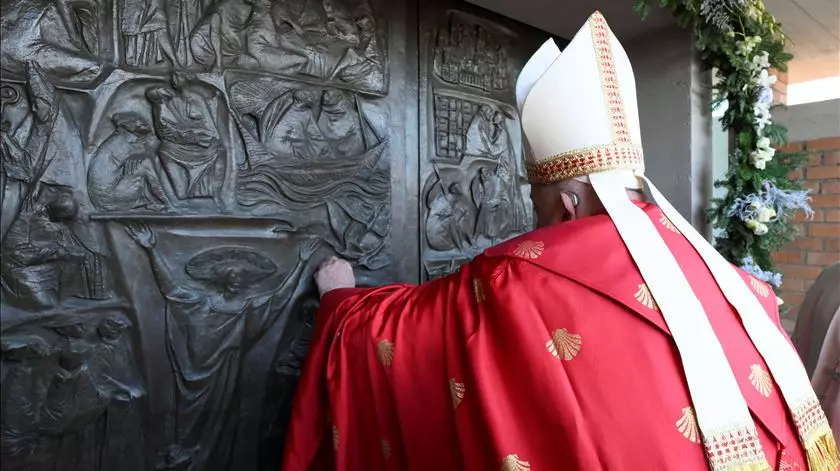 Papa Francisco abre Porta Santa em carcere de Roma 1