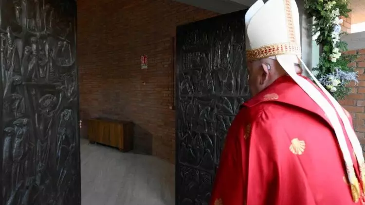 Papa Francisco abre Porta Santa em carcere de Roma 2