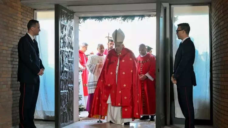 Papa Francisco abre Porta Santa em carcere de Roma 3