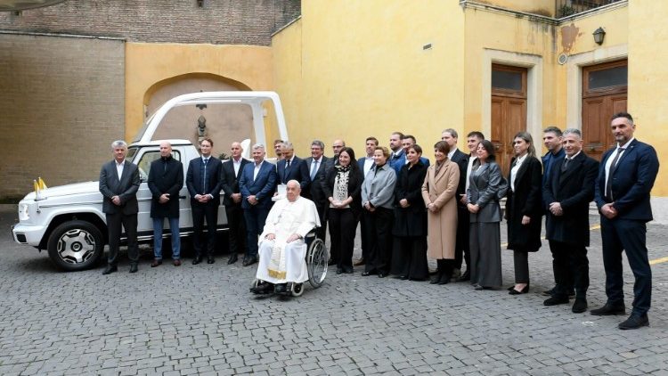 Papa Francisco ganha novo papamovel eletrico 2