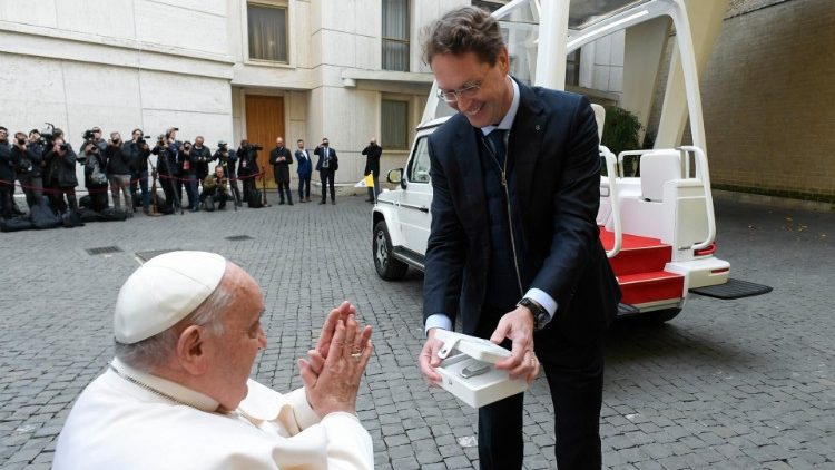 Papa Francisco ganha novo papamovel eletrico 3