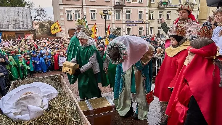 Dois milhoes de poloneses participaram do cortejo dos Tres Reis Magos 1