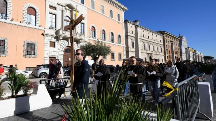 Meio milhao de peregrinos ja passaram pela Porta Santa da Basilica de Sao Pedro 2