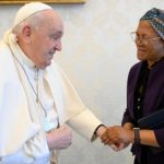 Papa Francisco cai e machuca o antebraco direito