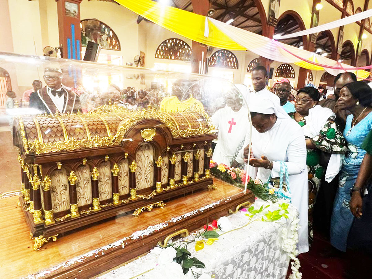 Reliquias de Santa Teresinha do Menino Jesus visitam a Africa 1