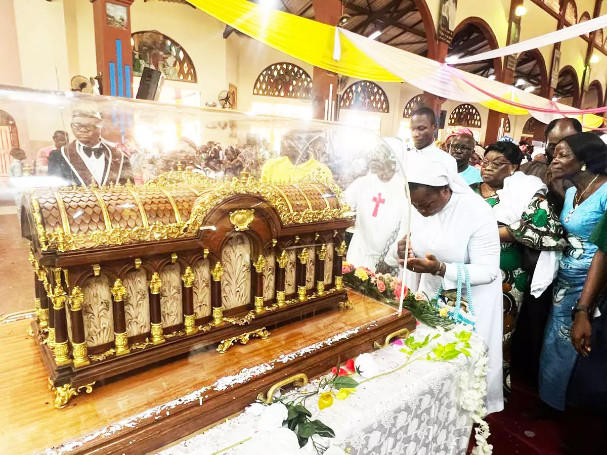 Reliquias de Santa Teresinha do Menino Jesus visitam a Africa 1