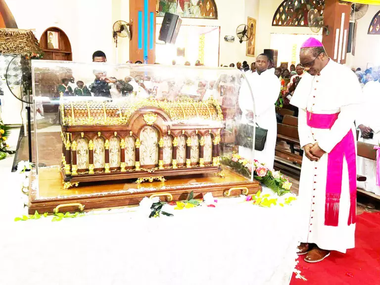 Reliquias de Santa Teresinha do Menino Jesus visitam a Africa 2