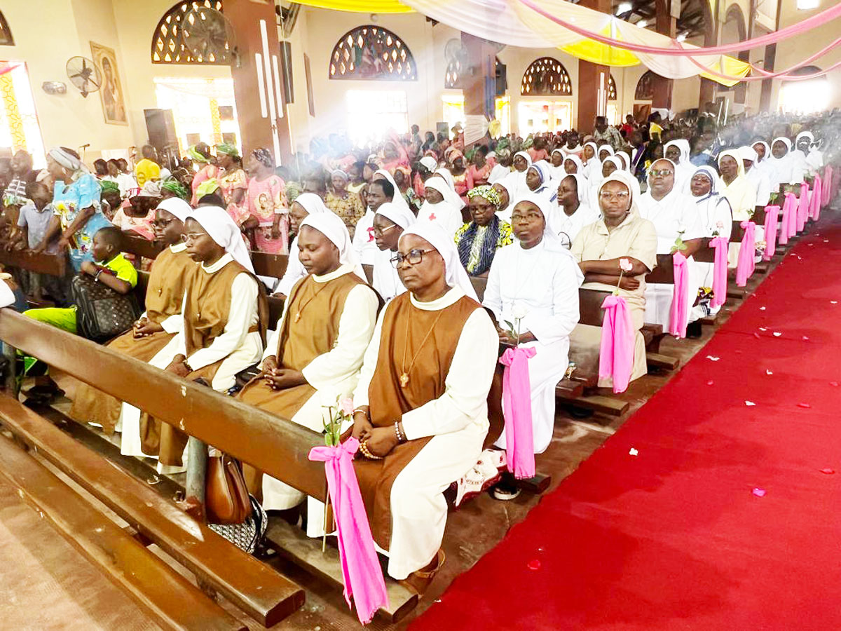 Reliquias de Santa Teresinha do Menino Jesus visitam a Africa 4