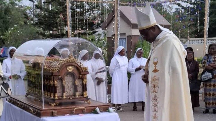 Reliquias de Santa Teresinha do Menino Jesus visitam a Africa