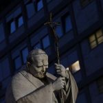 Condicao clinica do Papa Francisco permanece critica mas estavel