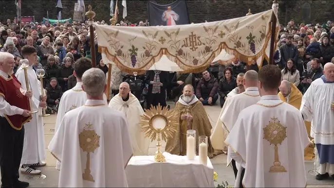 Irlanda milhares de fieis participaram da procissao eucaristica na festa de Santa Brigida