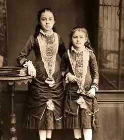 Foto: Céline à esquerda e, ao seu lado, sua irmã Santa Teresa de Lisieux.