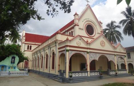 Incendio destroi Catedral de Sao Patricio em Mianmar 1