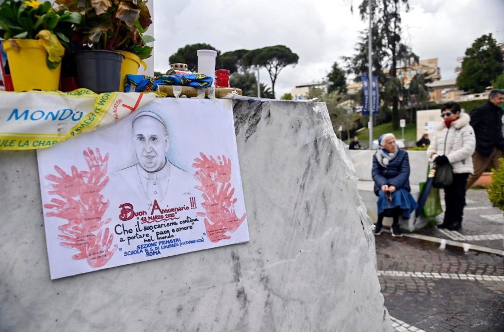 Internado no Hospital Gemelli Papa Francisco completa doze anos de pontificado