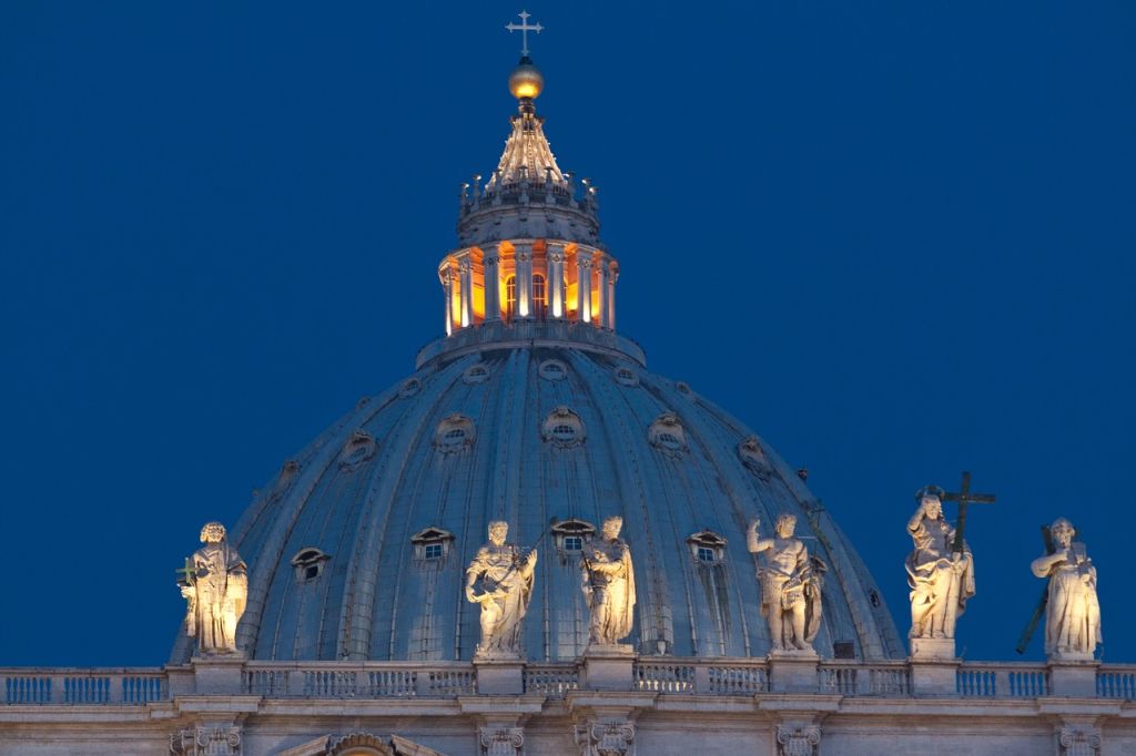 Nova iluminacao e instalada na Cupula da Basilica de Sao Pedro