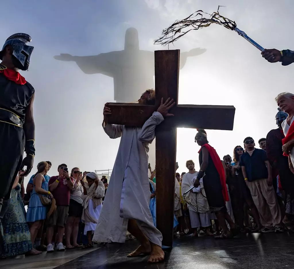 Santuario Cristo Redentor recebe Via Sacra com a encenacao da Paixao de Cristo