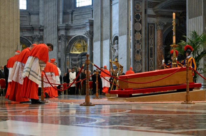 Basilica de Sao Pedro recebe caixao com o corpo do Papa Francisco 1
