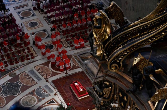 Basilica de Sao Pedro recebe caixao com o corpo do Papa Francisco 2