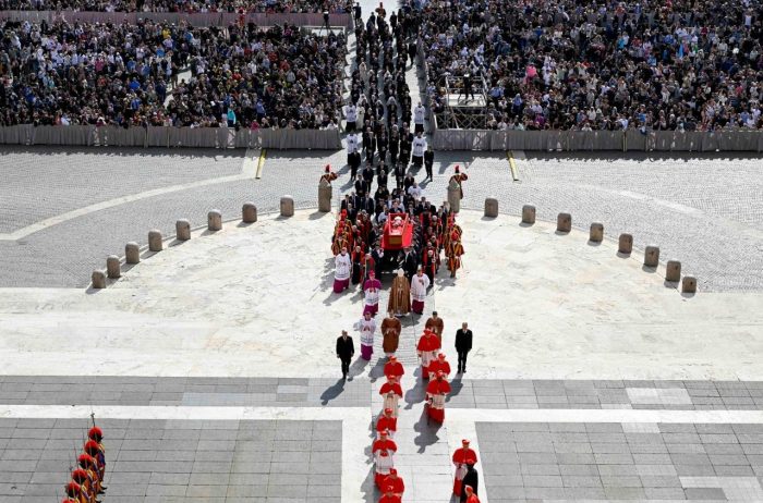 Basilica de Sao Pedro recebe caixao com o corpo do Papa Francisco 3