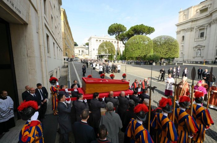Basilica de Sao Pedro recebe caixao com o corpo do Papa Francisco 4