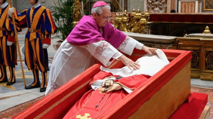 Caixao do Papa Francisco e selado apos tres dias de velorio 1