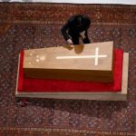 Caixao do Papa Francisco e selado apos tres dias de velorio 4