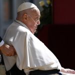 Papa Francisco faz visita surpresa na Basilica de Sao Pedro