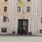Papa Francisco lentamente retoma algumas reunioes no Vaticano