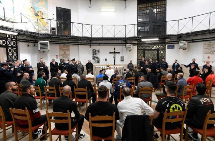 Prisao romana de Regina Coeli recebe a visita do Papa Francisco 2