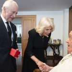 Rei Charles e Rainha Camilla visitam o Papa Francisco