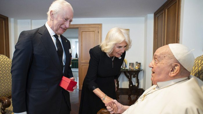 Rei Charles e Rainha Camilla visitam o Papa Francisco