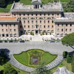 Brasao floral de Leao XIV e instalado nos jardins do Vaticano 1