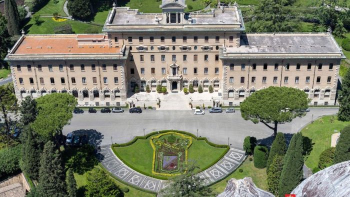 Brasao floral de Leao XIV e instalado nos jardins do Vaticano 1