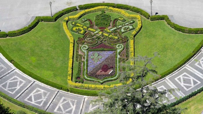 Brasao floral de Leao XIV e instalado nos jardins do Vaticano 2