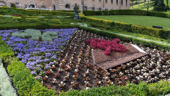 Brasao floral de Leao XIV e instalado nos jardins do Vaticano 3