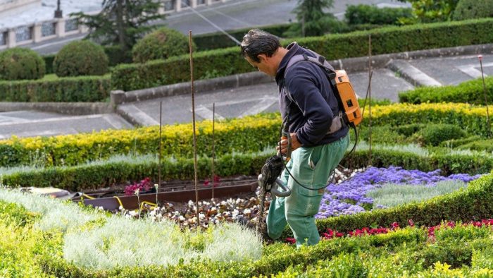 Brasao floral de Leao XIV e instalado nos jardins do Vaticano 4