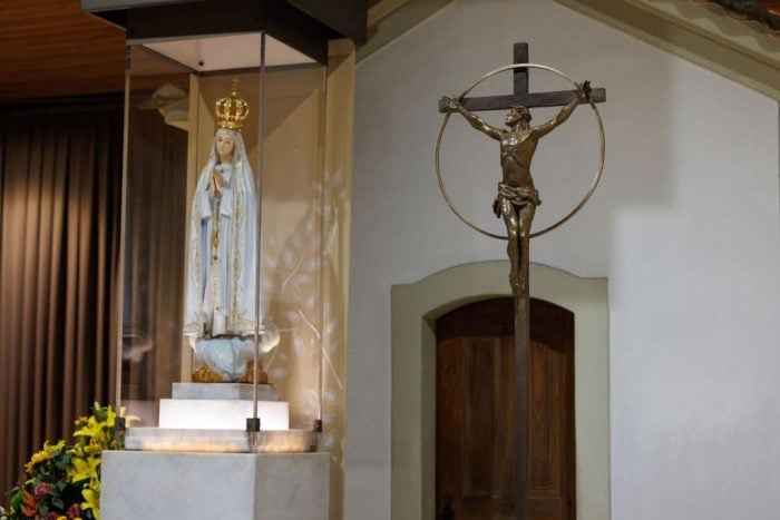 Capelinha das Aparicoes no Santuario de Fatima ganha nova Cruz 1