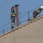 Chamine que anunciara novo papa e instalada na Capela Sistina