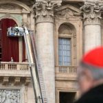 Cortinas vermelhas sao instaladas na varanda da Basilica de Sao Pedro 1