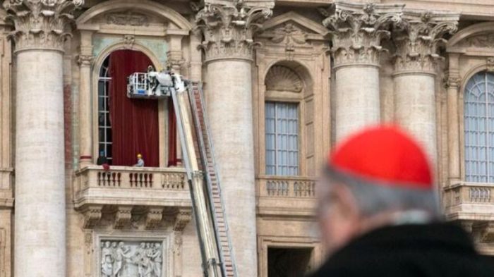 Cortinas vermelhas sao instaladas na varanda da Basilica de Sao Pedro 1