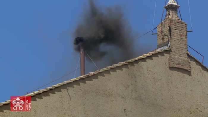 Fumaca preta na manha do segundo dia de Conclave