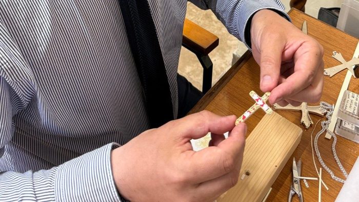 Papa ganha cruz peitoral de prata com reliquia de Sao Leao Magno 2