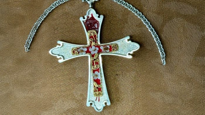 Papa ganha cruz peitoral de prata com reliquia de Sao Leao Magno 3
