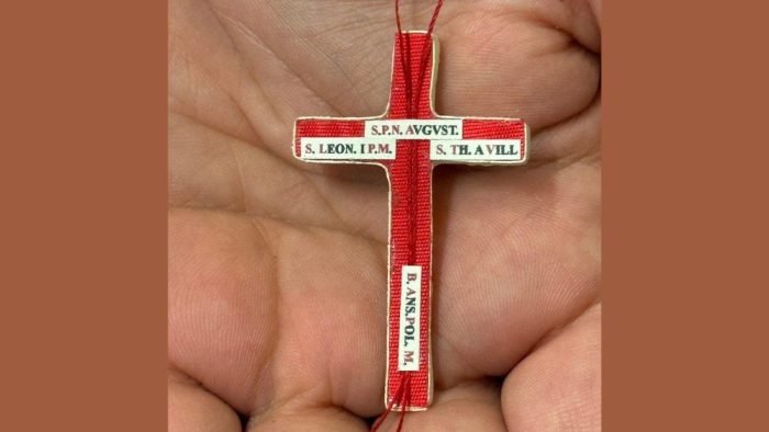 Papa ganha cruz peitoral de prata com reliquia de Sao Leao Magno 4