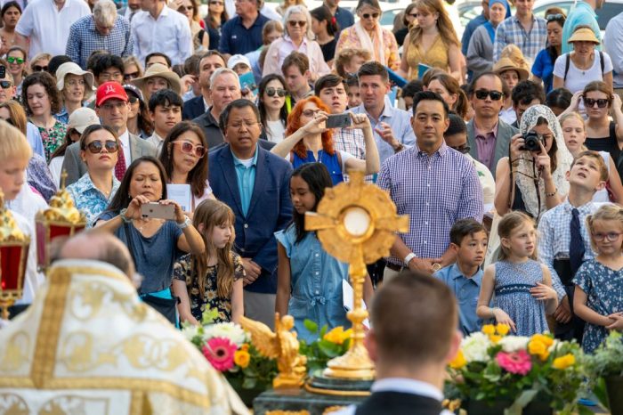 Procissao Eucaristica Anual reune mil catolicos em Washington EUA 1